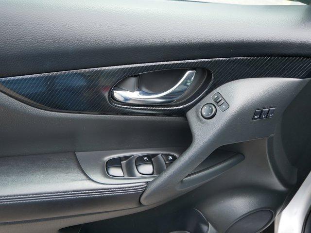 Photo of 2018 Brilliant Silver Nissan Rogue