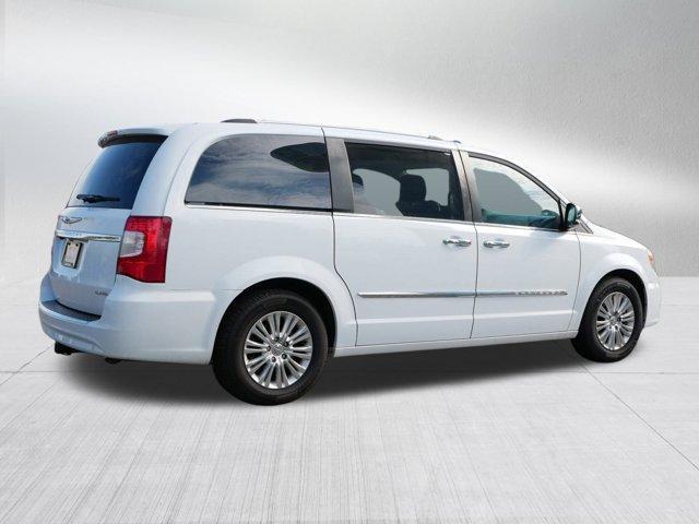 Photo of 2015 Bright White Clearcoat Chrysler Town & Country