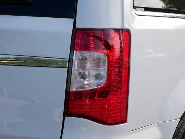 Photo of 2015 Bright White Clearcoat Chrysler Town & Country