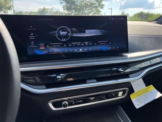 Photo of 2025 Mineral White Metallic BMW X5