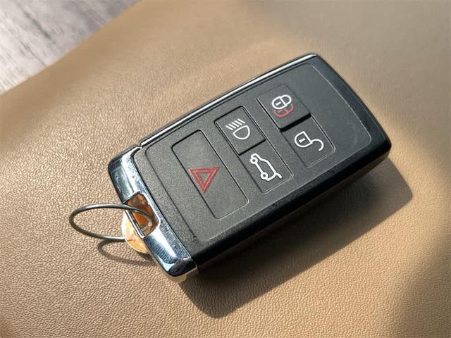 Photo of 2023 White Land Rover Range Rover