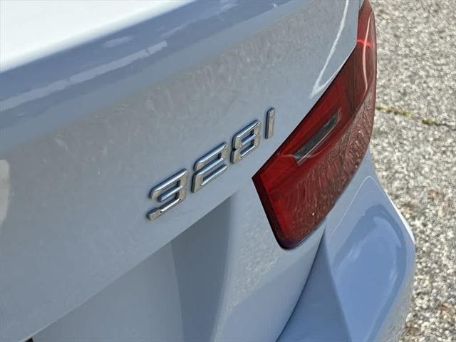 Photo of 2011 Alpine White BMW 328