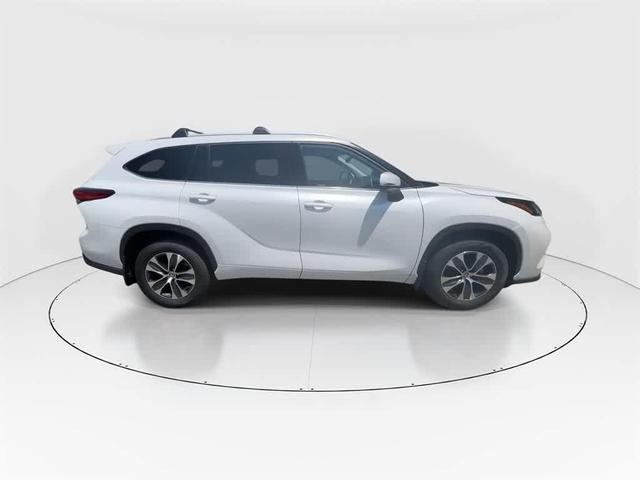 Photo of 2022 Wind Chill Pearl Toyota Highlander