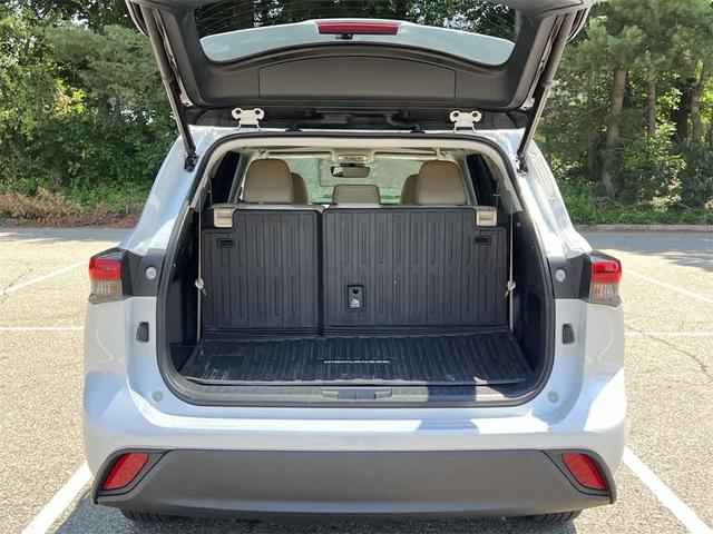 Photo of 2022 Wind Chill Pearl Toyota Highlander