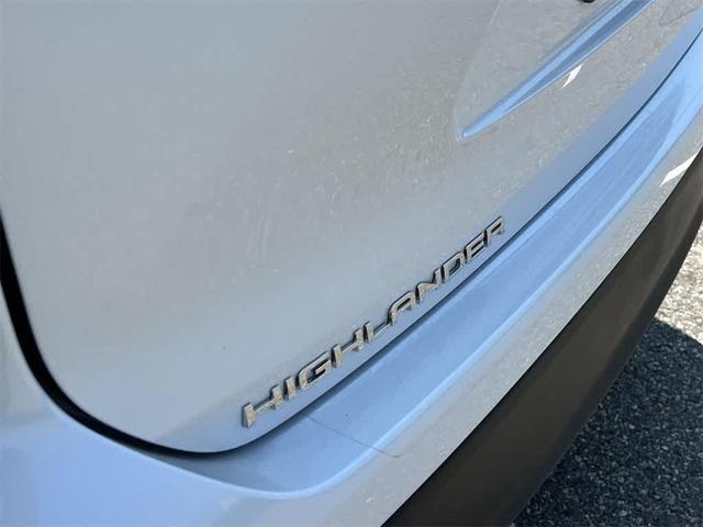 Photo of 2022 Wind Chill Pearl Toyota Highlander