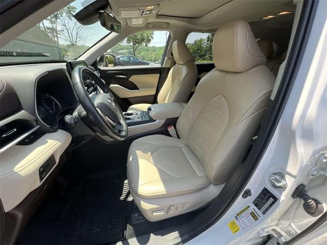 Photo of 2022 Wind Chill Pearl Toyota Highlander