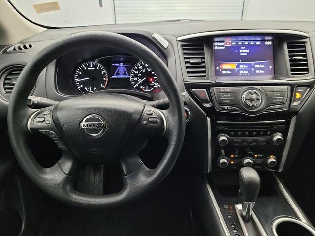 Photo of 2017 Magnetic Black Metallic Nissan Pathfinder