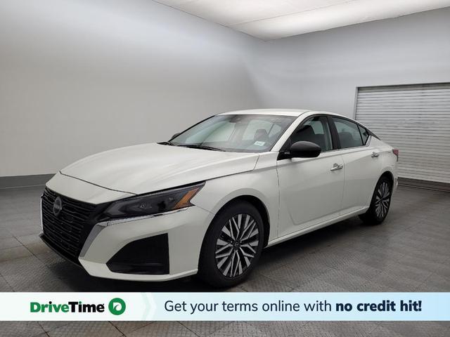 Photo of 2024 Pearl White Tricoat Nissan Altima