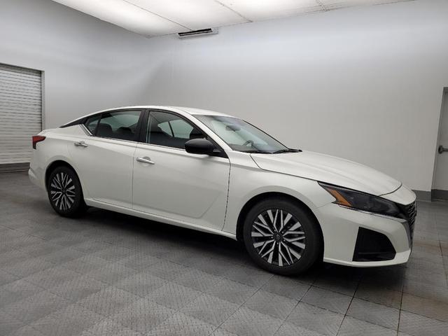Photo of 2024 Pearl White Tricoat Nissan Altima