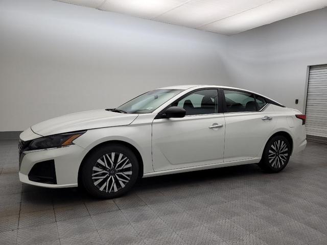 Photo of 2024 Pearl White Tricoat Nissan Altima