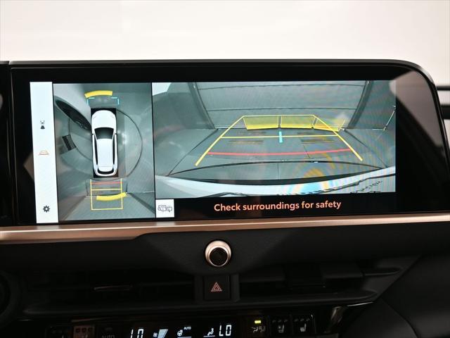 Photo of 2025 Oxygen White Toyota Crown Signia