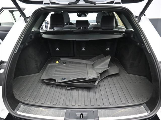 Photo of 2025 Oxygen White Toyota Crown Signia