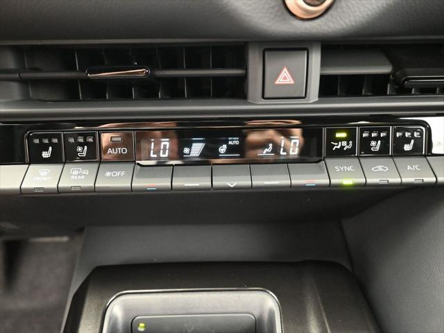 Photo of 2025 Oxygen White Toyota Crown Signia