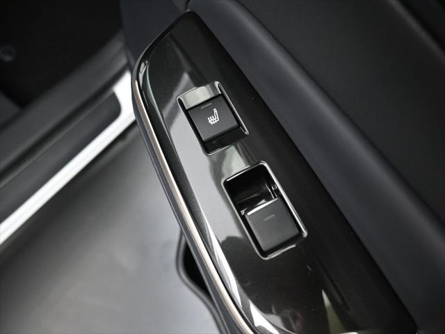 Photo of 2025 Oxygen White Toyota Crown Signia