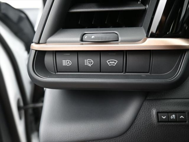 Photo of 2025 Oxygen White Toyota Crown Signia