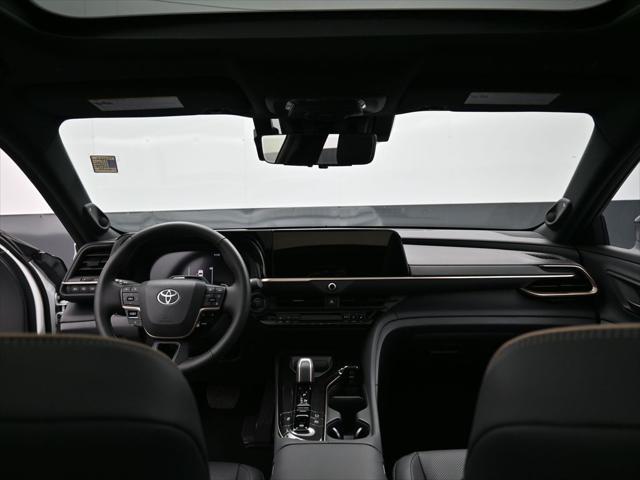 Photo of 2025 Oxygen White Toyota Crown Signia