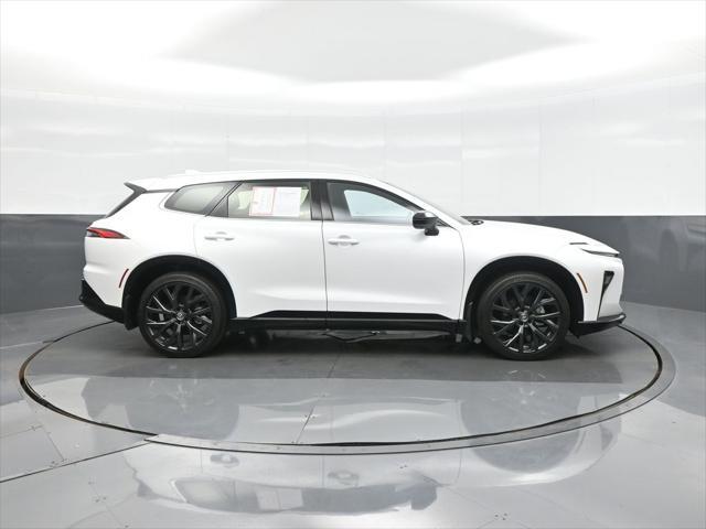 Photo of 2025 Oxygen White Toyota Crown Signia