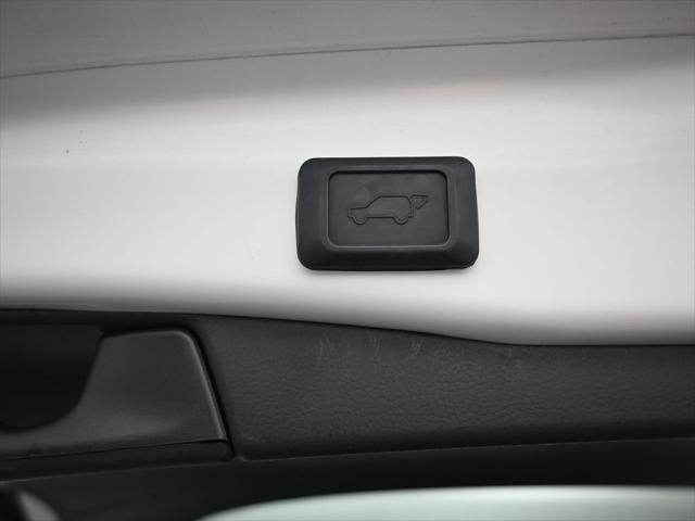 Photo of 2022 Blizzard Pearl Toyota RAV4 Hybrid