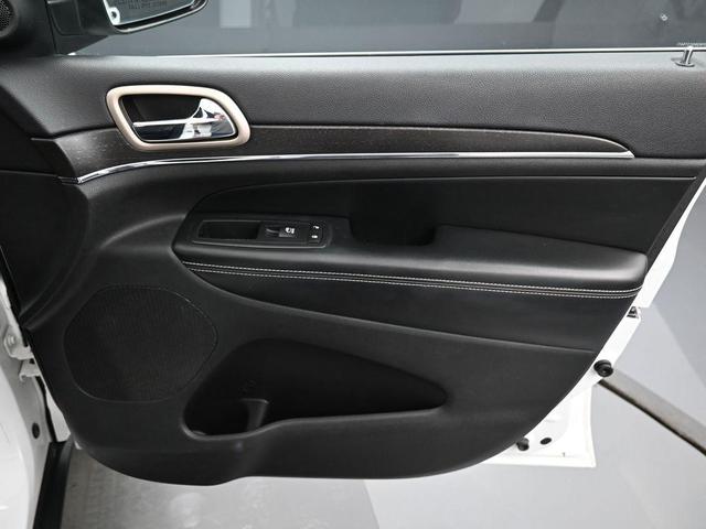 Photo of 2016 Bright White Clearcoat Jeep Grand Cherokee