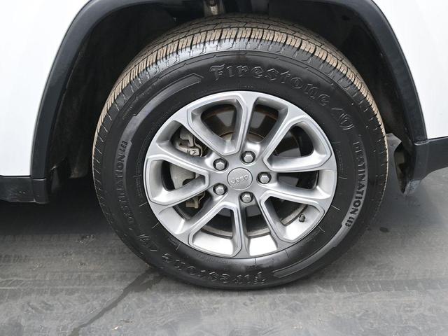 Photo of 2016 Bright White Clearcoat Jeep Grand Cherokee