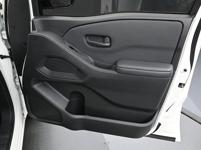 Photo of 2024 Glacier White Nissan Frontier