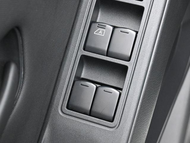 Photo of 2024 Glacier White Nissan Frontier