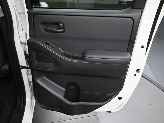 Photo of 2024 Glacier White Nissan Frontier