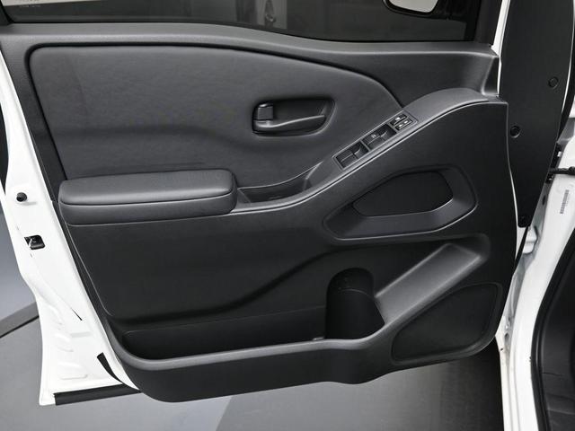 Photo of 2024 Glacier White Nissan Frontier