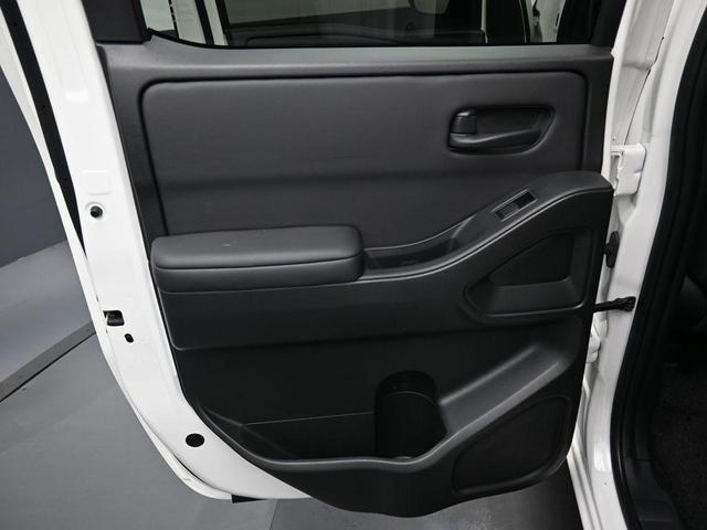 Photo of 2024 Glacier White Nissan Frontier