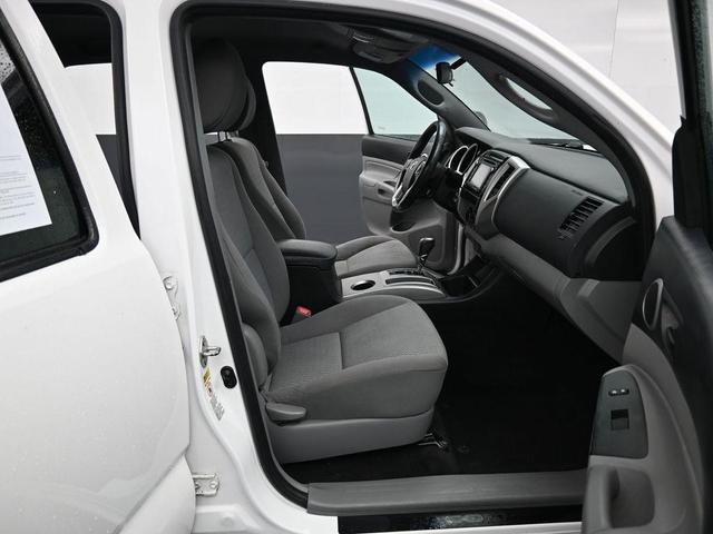 Photo of 2014 Super White Toyota Tacoma
