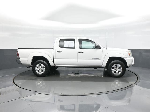 Photo of 2014 Super White Toyota Tacoma