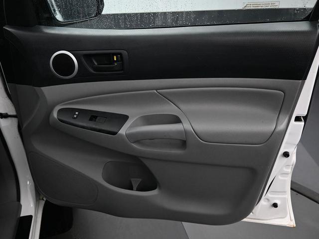 Photo of 2014 Super White Toyota Tacoma