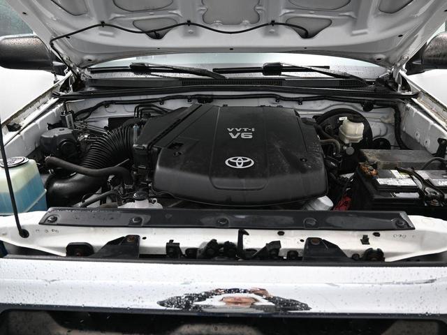 Photo of 2014 Super White Toyota Tacoma