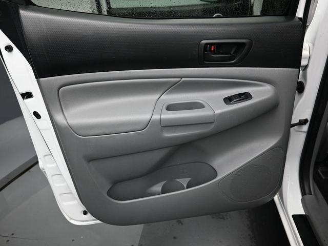 Photo of 2014 Super White Toyota Tacoma