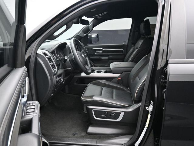 Photo of 2023 Diamond Black Crystal Pearlcoat RAM 1500