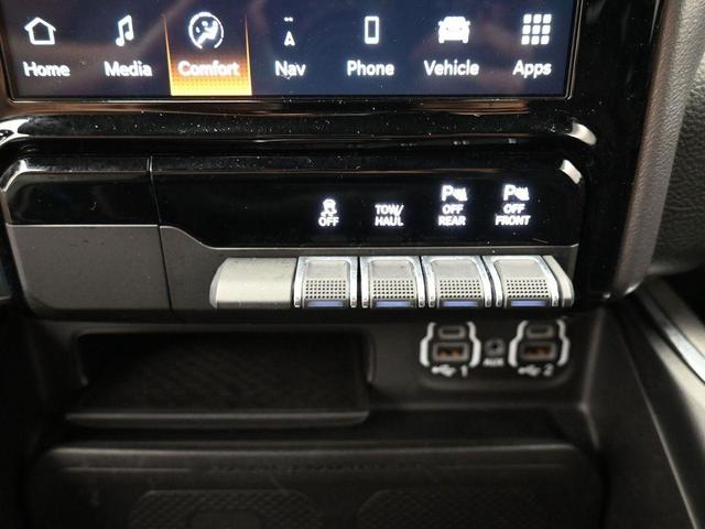 Photo of 2023 Diamond Black Crystal Pearlcoat RAM 1500