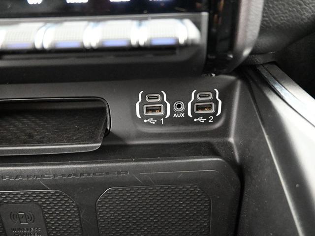 Photo of 2023 Diamond Black Crystal Pearlcoat RAM 1500