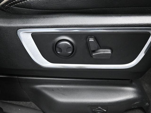 Photo of 2023 Diamond Black Crystal Pearlcoat RAM 1500