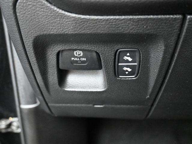Photo of 2023 Diamond Black Crystal Pearlcoat RAM 1500