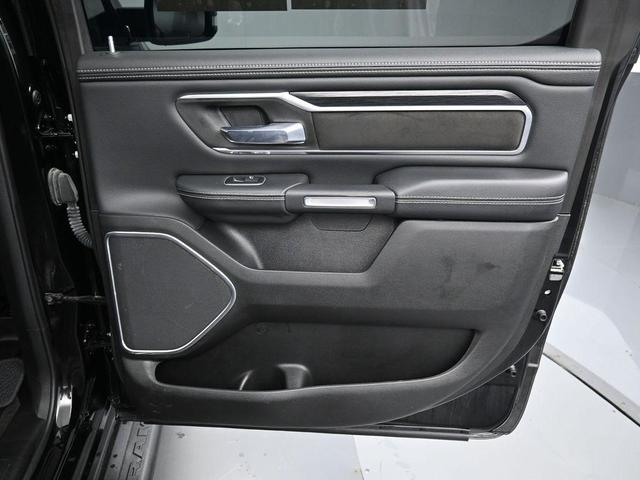 Photo of 2023 Diamond Black Crystal Pearlcoat RAM 1500