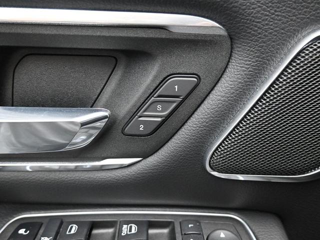Photo of 2023 Diamond Black Crystal Pearlcoat RAM 1500