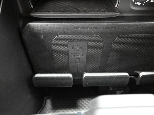 Photo of 2023 Diamond Black Crystal Pearlcoat RAM 1500
