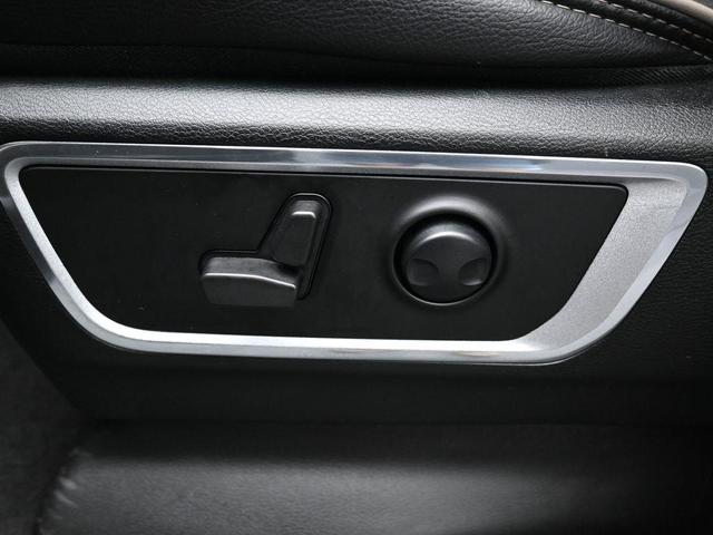 Photo of 2023 Diamond Black Crystal Pearlcoat RAM 1500