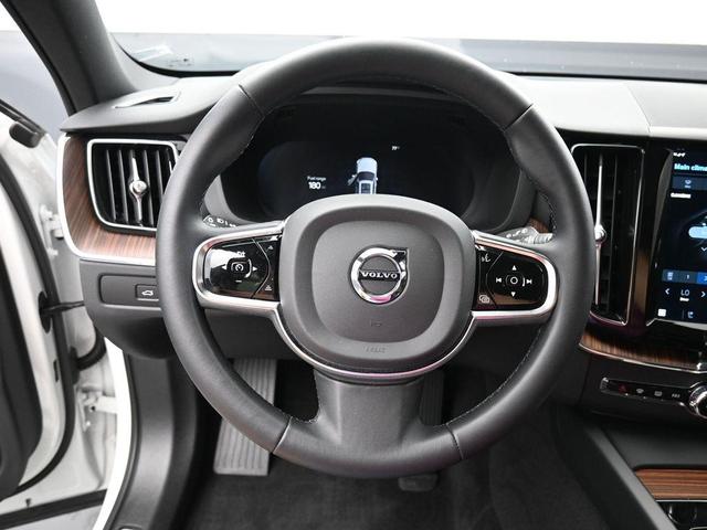 Photo of 2023 Crystal White Volvo XC60