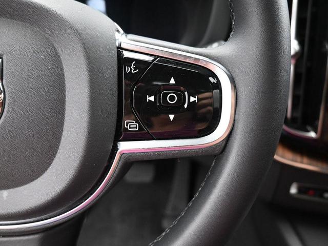 Photo of 2023 Crystal White Volvo XC60