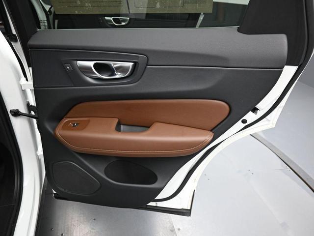 Photo of 2023 Crystal White Volvo XC60