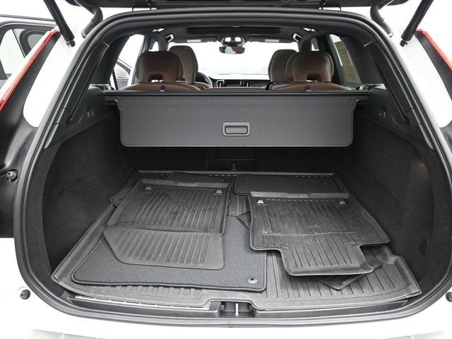 Photo of 2023 Crystal White Volvo XC60