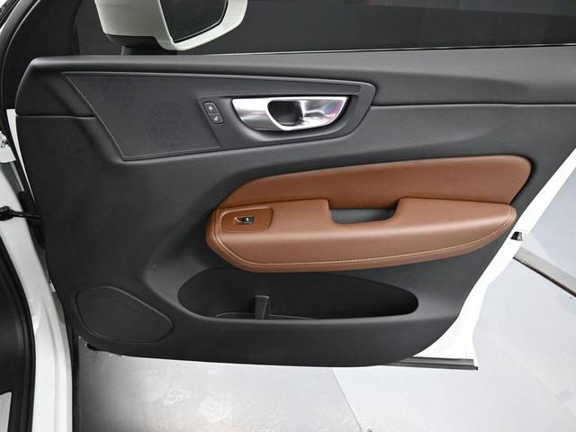 Photo of 2023 Crystal White Volvo XC60