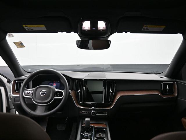 Photo of 2023 Crystal White Volvo XC60