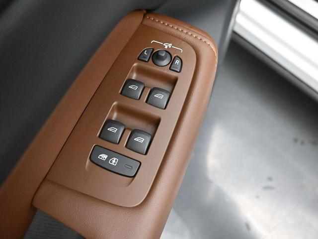Photo of 2023 Crystal White Volvo XC60